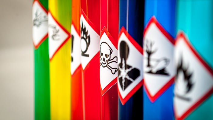 Ulike farepktogrammer på en rekke med kjemibeholdere i ulike farger.