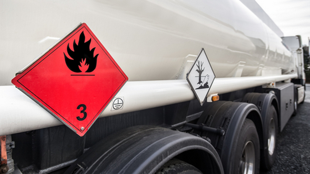 Tankbil. All transport av kjemikalier er utstyrt med faremerking som et signal om hva slags risiko innholdet representerer.